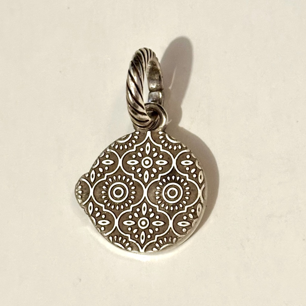🆕 Brighton Stay in love Pensieri charm Matte silver Circle w mini-heart Retired - Picture 2 of 4